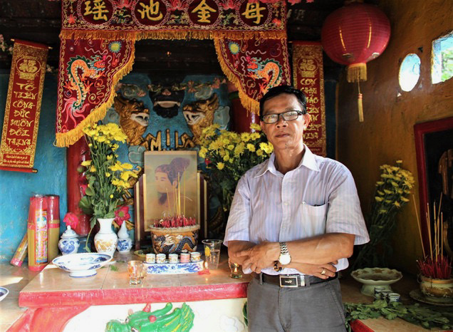 Tác giả bên trong đền Minh Vương và di ảnh thờ Đức Thế tổ.